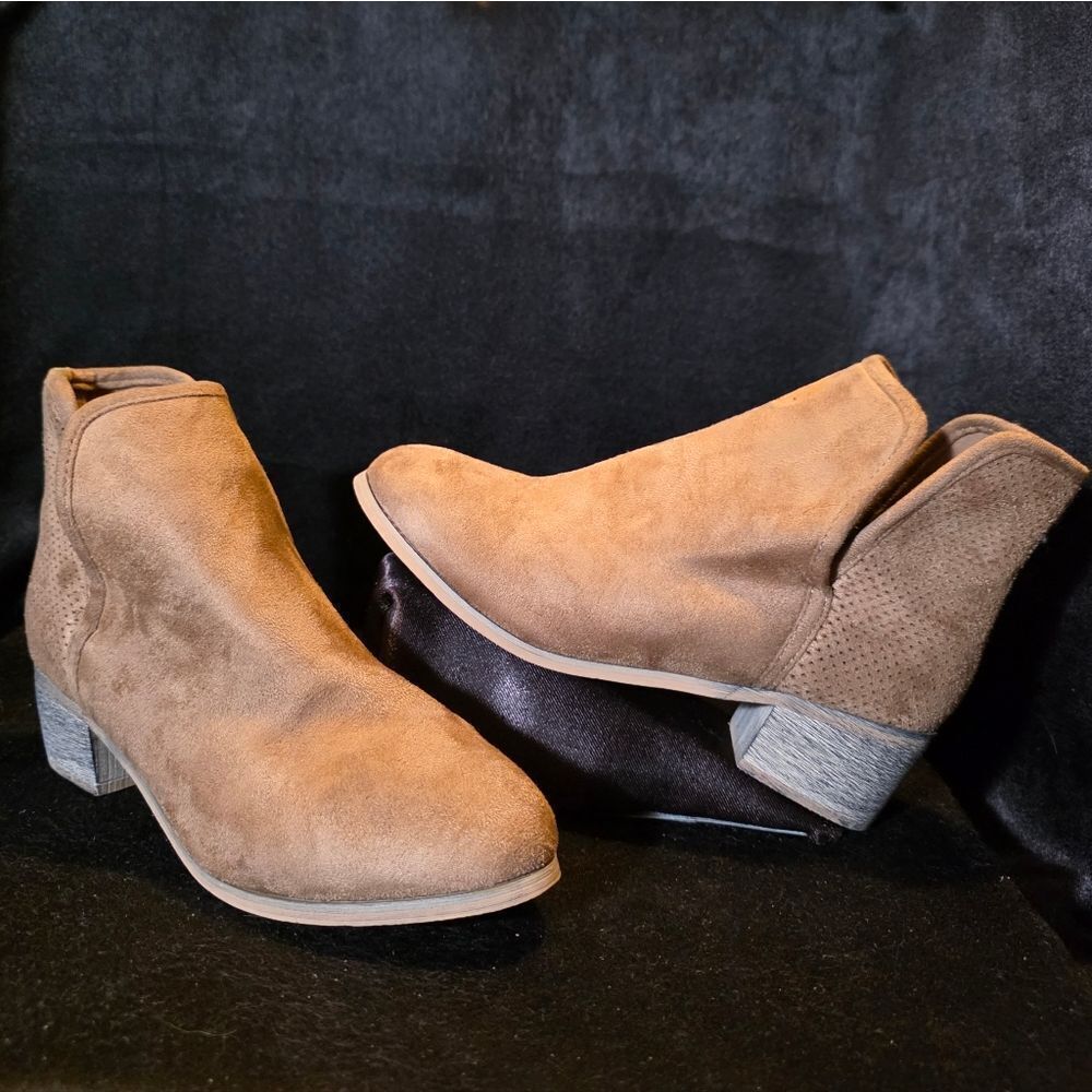 Seven7 Suede Tan Ankle Booties Womens Size 8